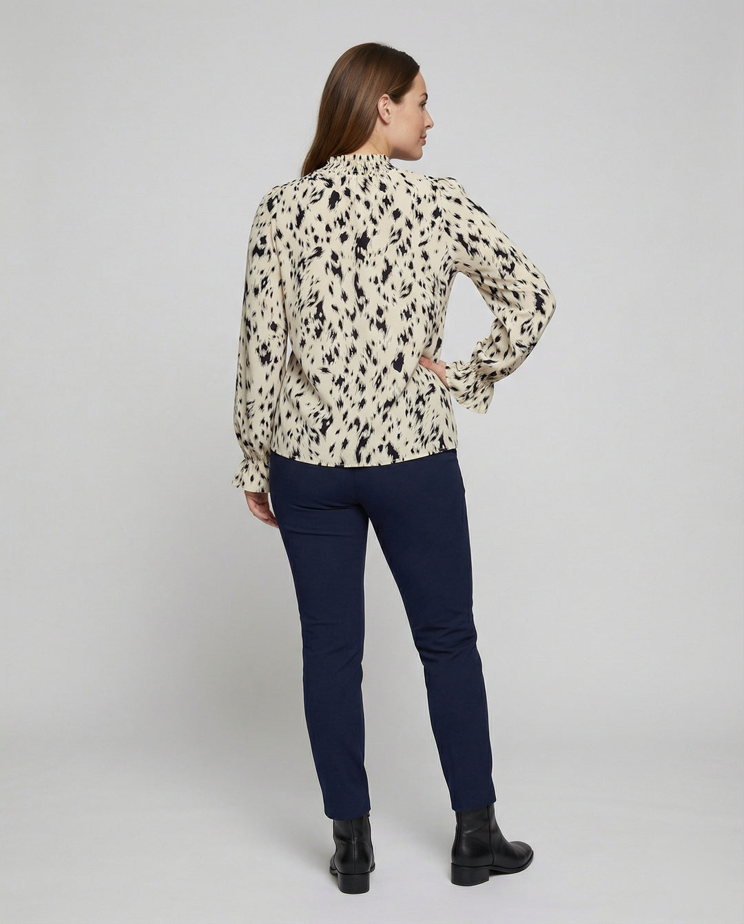 Damen elegante Bluse mit Rüschensaum und stilvollem Tiermuster EB