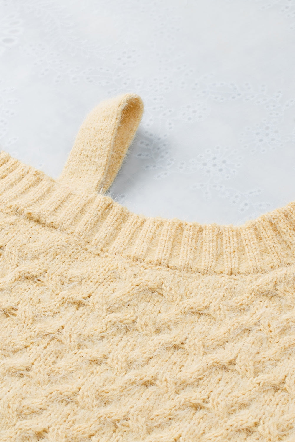 EB | Aprikosenfarbener asymmetrischer Ausschnitt Pullover mit kalten Schultern und Wimpern