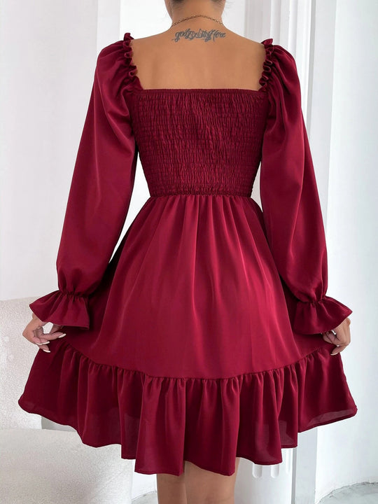 EB | Paralleles Krepp genähtes Kleid mit Rüschensaum