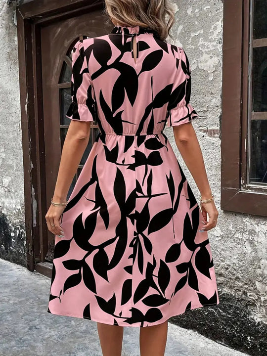 EB | Kleid mit Rundhalsausschnitt und Rüschen