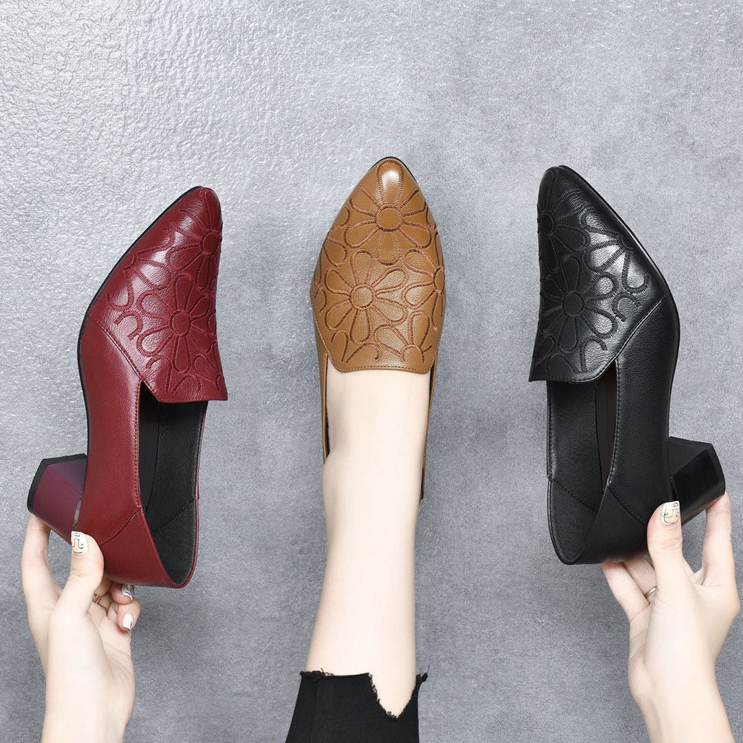 klassische Damenschuhe aus weichem Leder mit Stickerei. EB EB
