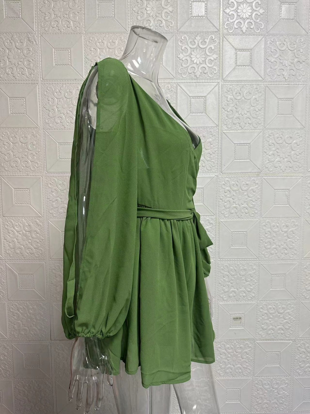 EB | Langärmeliges Neckholder-Kleid aus Mesh