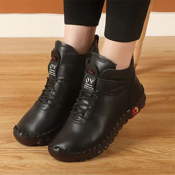 Hoher Schnürstiefel Mit Robuster Sohle EB