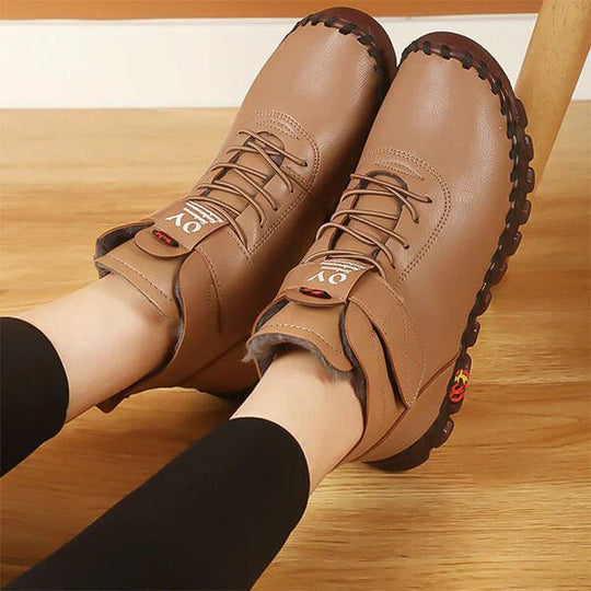 Hoher Schnürstiefel Mit Robuster Sohle EB