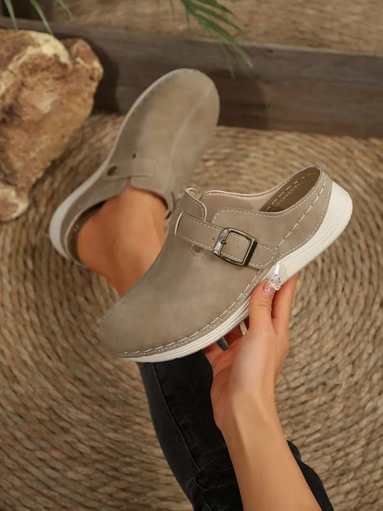 Stilvolle Wedge Sandalen mit Metallbuckel und Nieten EB