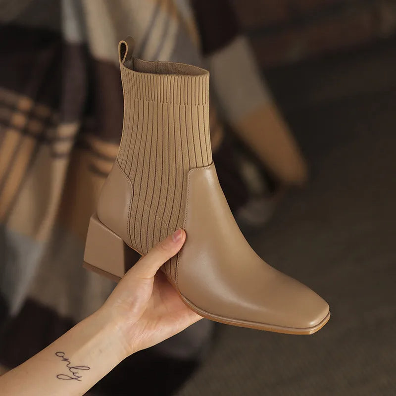 EB | Stiefel mit Quadratischer Zehenpartie und Elastischen Stricksocken