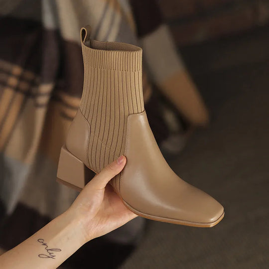 EB | Stiefel mit Quadratischer Zehenpartie und Elastischen Stricksocken