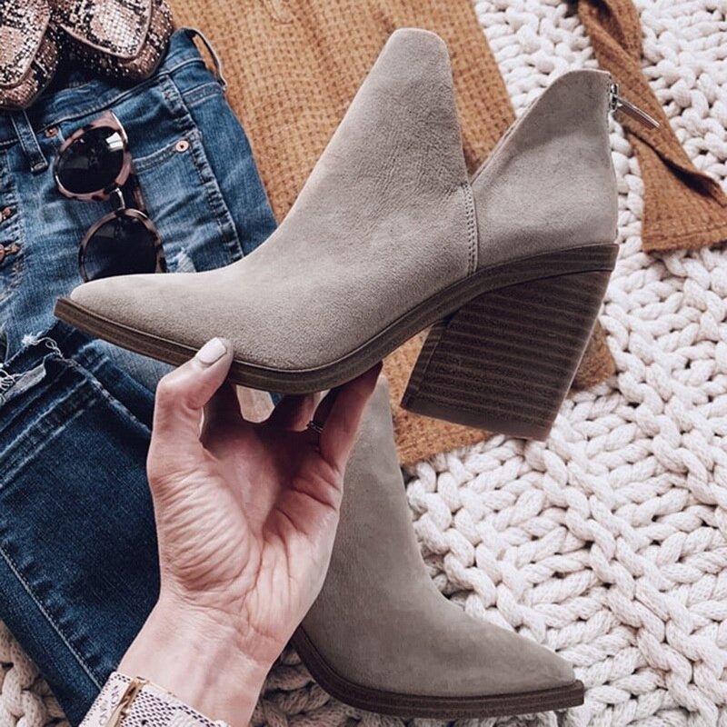 Wildlederstiefel mit Absatz und spitzer Zehe EB EB