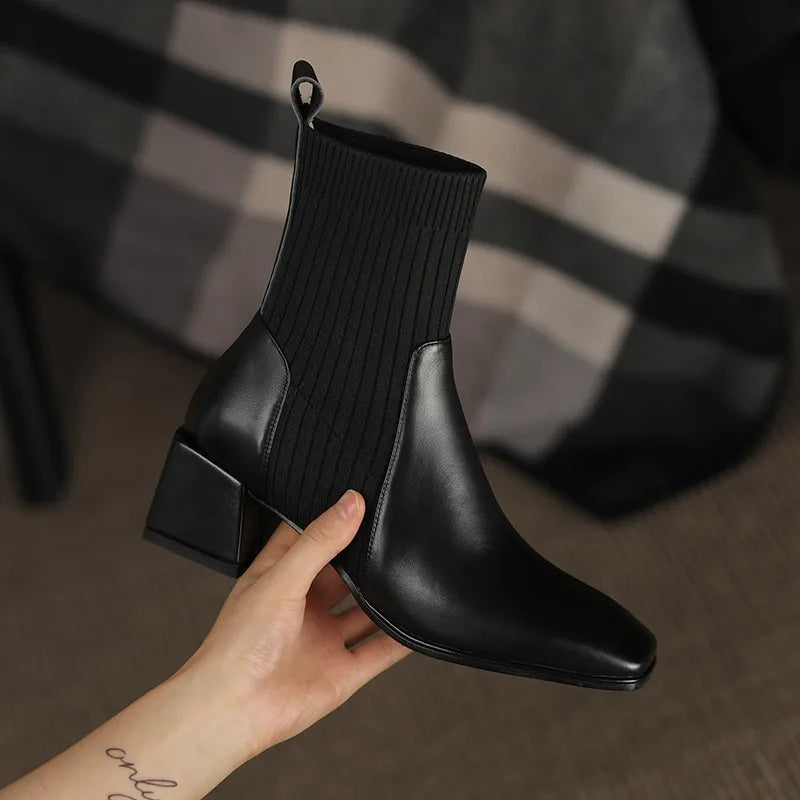 EB | Stiefel mit Quadratischer Zehenpartie und Elastischen Stricksocken