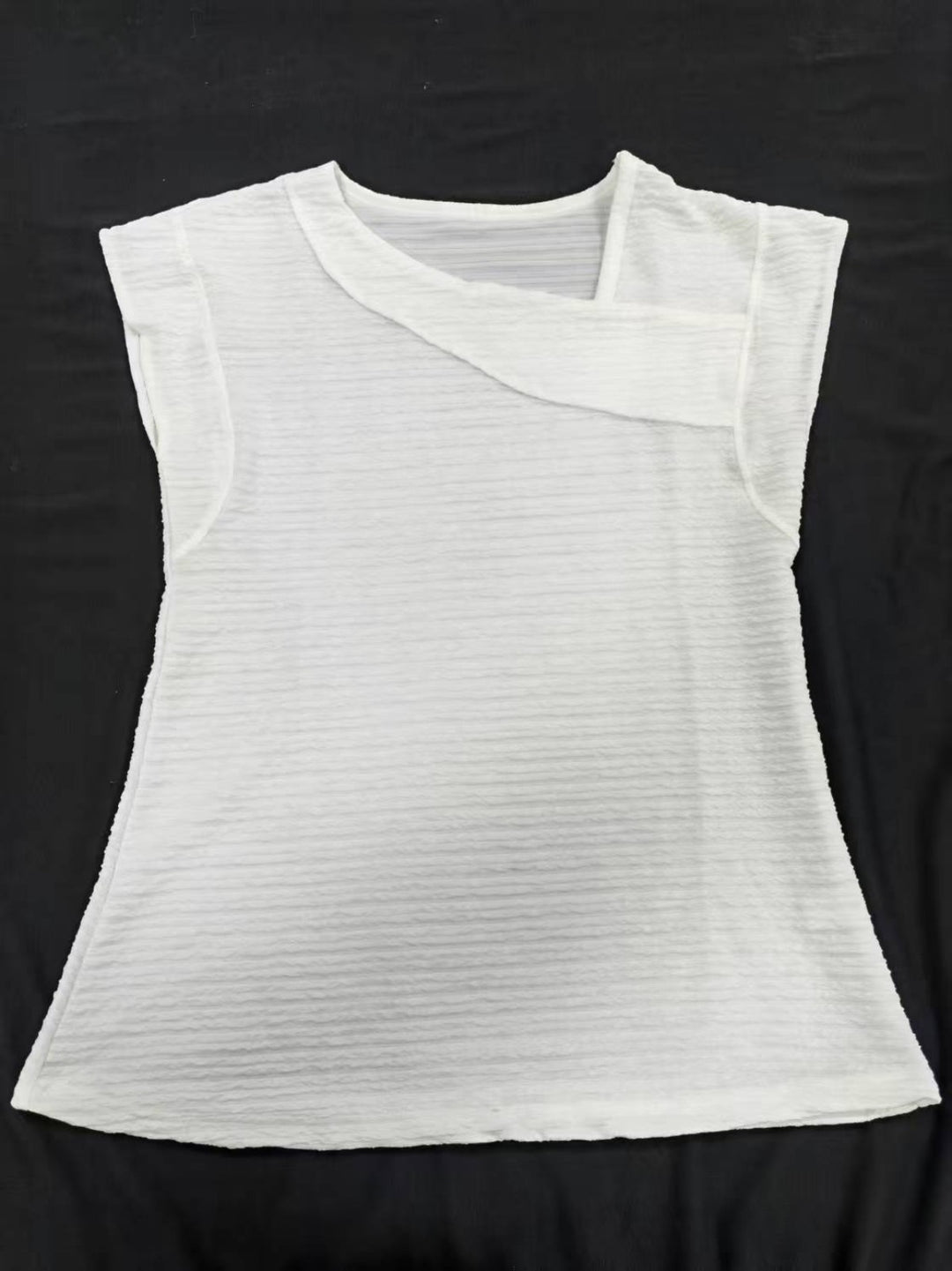 EB | T-Shirt mit schrägem Ausschnitt und kurzen Ärmeln