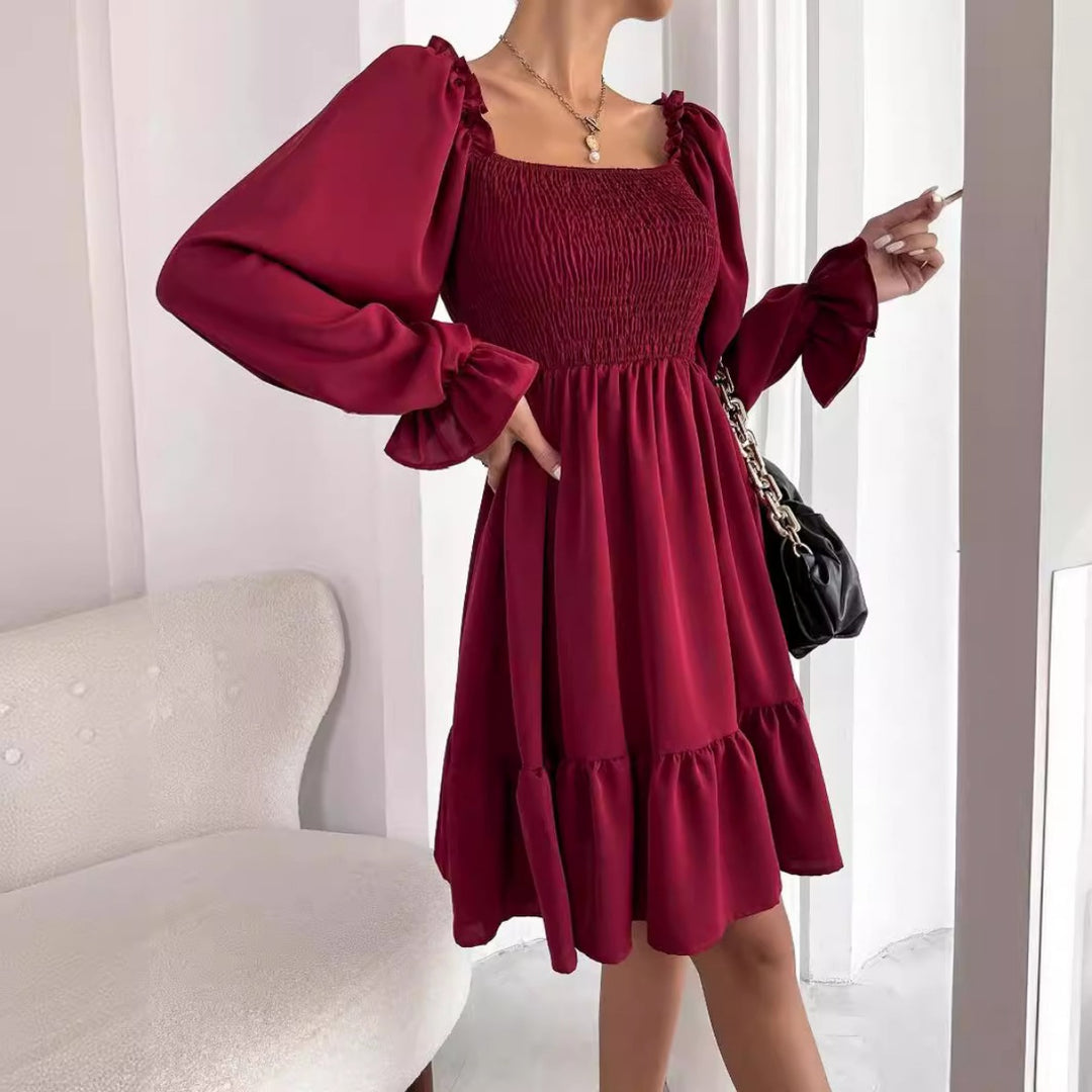 EB | Paralleles Krepp genähtes Kleid mit Rüschensaum