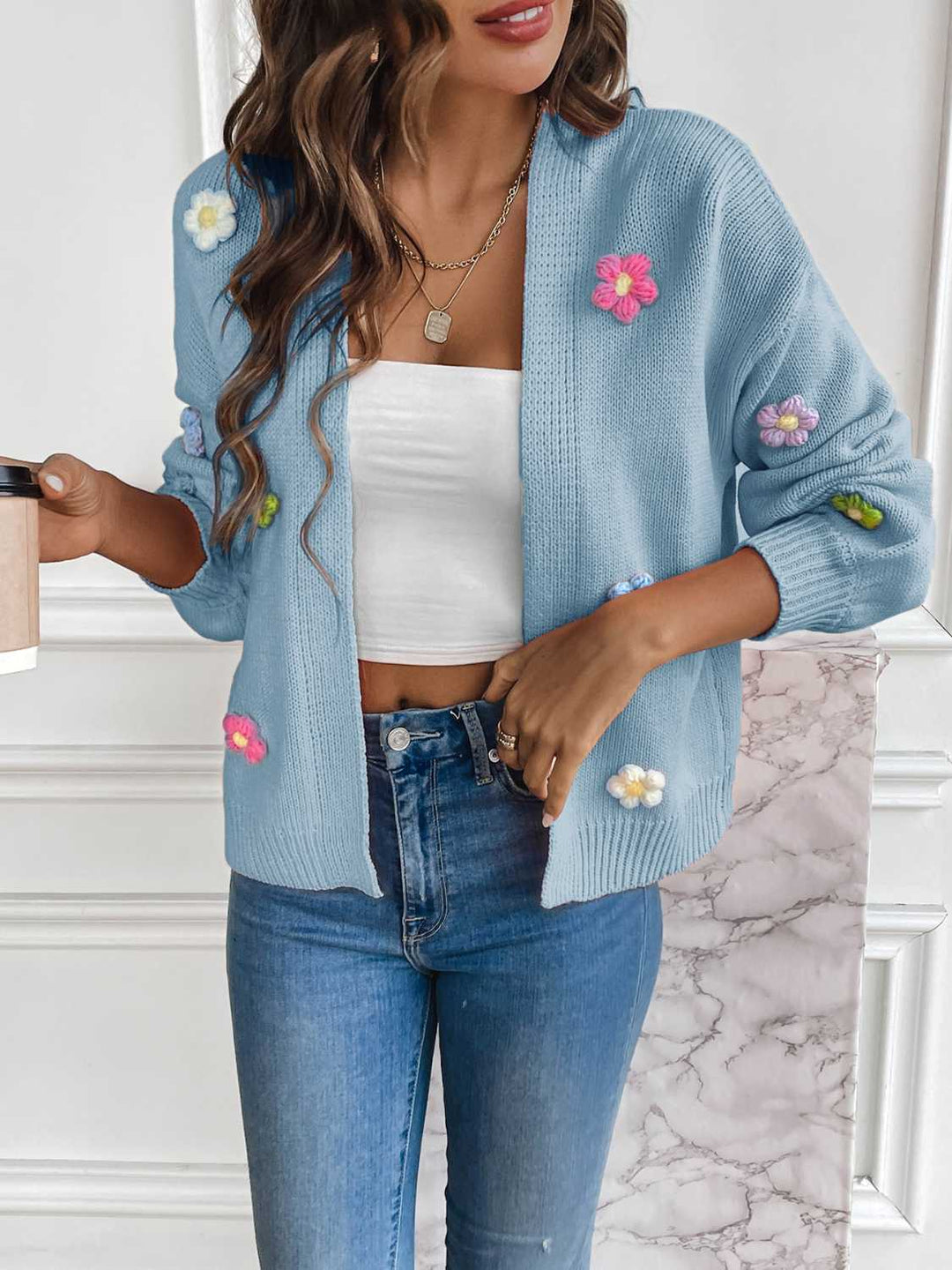 EB | Strickcardigan mit Blütendetails Offene Vorderseite Feminin und Stylisch