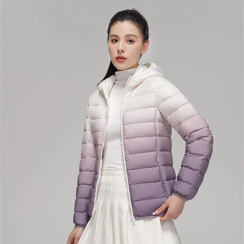 EB | Leichte Daunenjacke mit farbverlaufender Kapuze