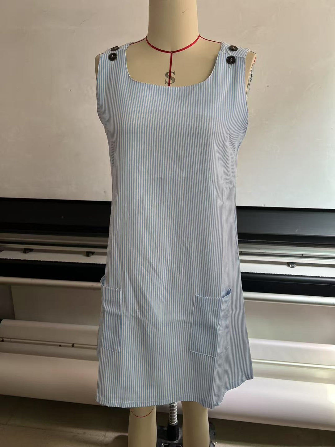 EB | Gestreiftes Kleid mit Knopfleiste