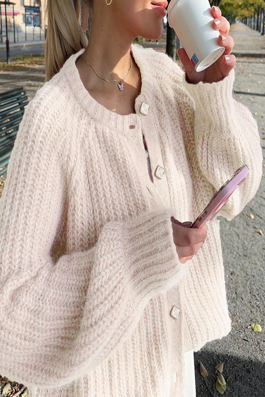 EB | Lässiger Strickpullover mit Knöpfen und Rundhalsausschnitt. Oberbekleidung
