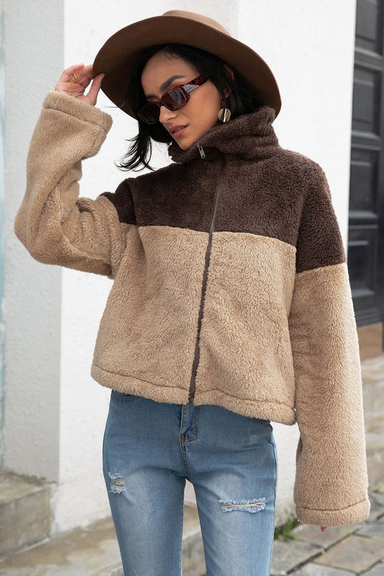 EB | Zweifarbige Kragenflauschjacke