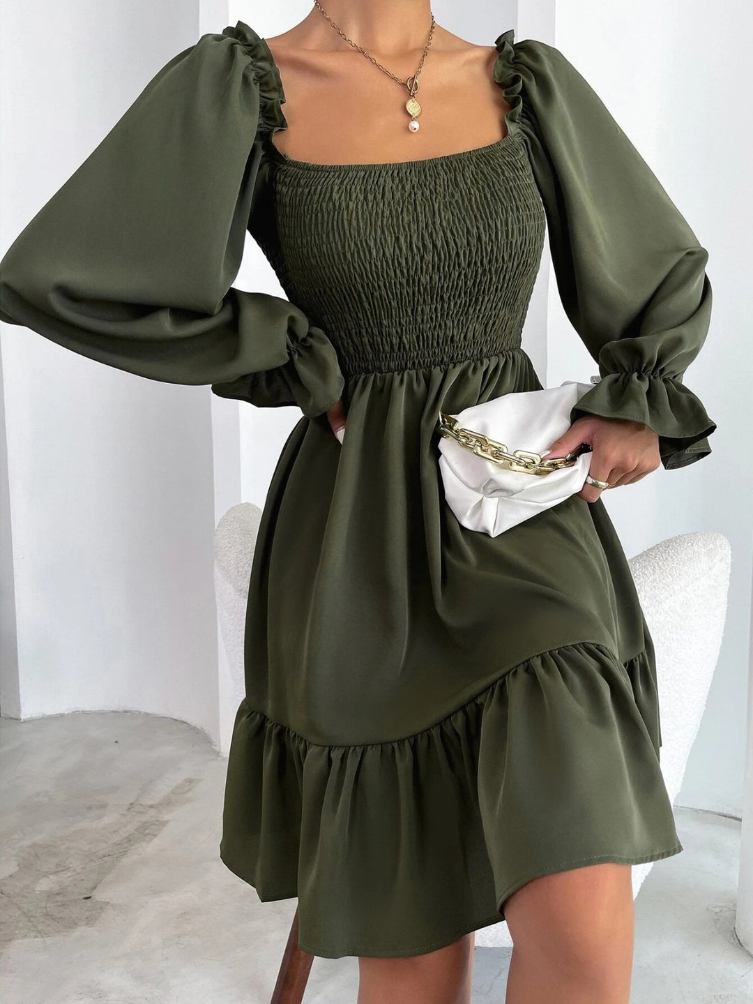 EB | Paralleles Krepp genähtes Kleid mit Rüschensaum