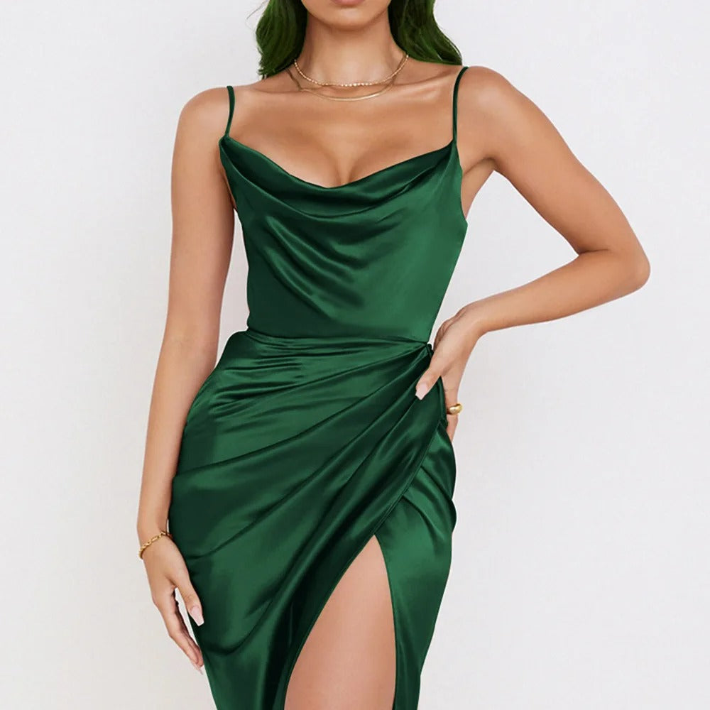 Kleid aus Satin mit Volants und schmalen Trägern
