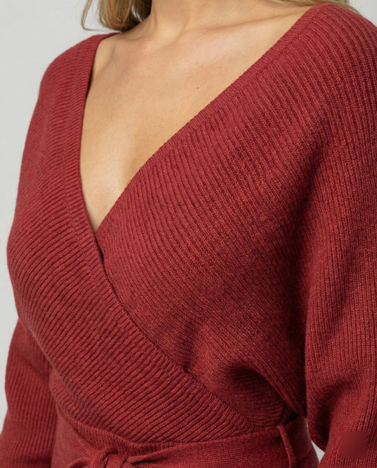 Damen Strickkleid mit elegantem Wickeldesign und dekorativem Gürtel EB