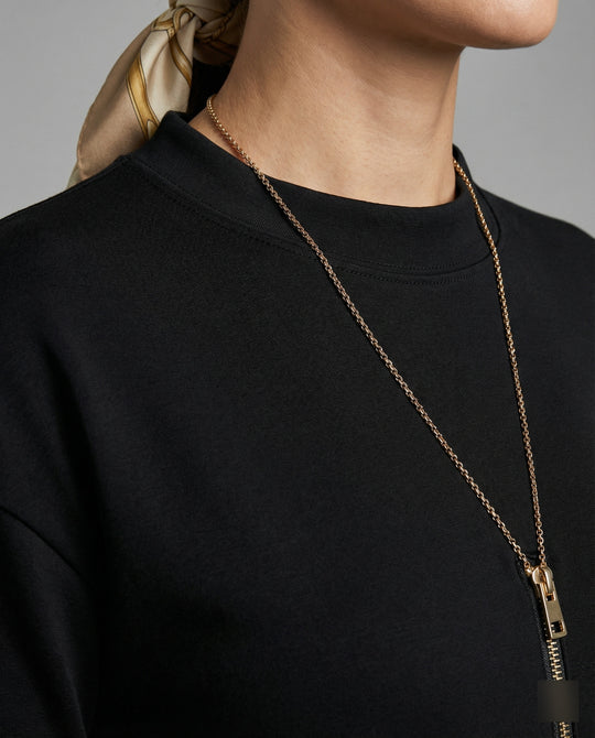 EB | Einfarbiges Kleid mit Rundhalsausschnitt und Tasche