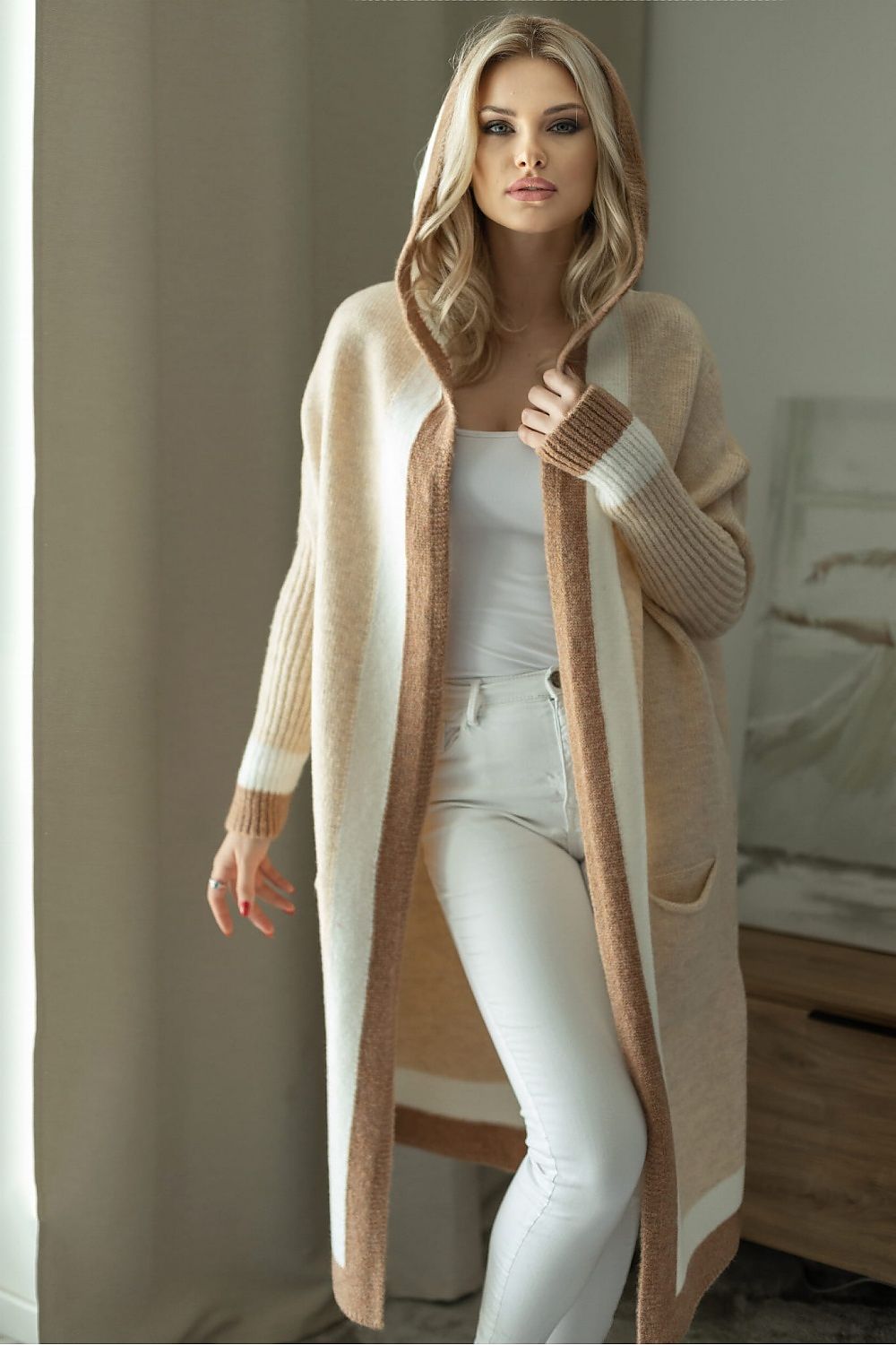 EB | Langer Strickcardigan mit Kapuze Weich und Stilvoll Kontrastdetails