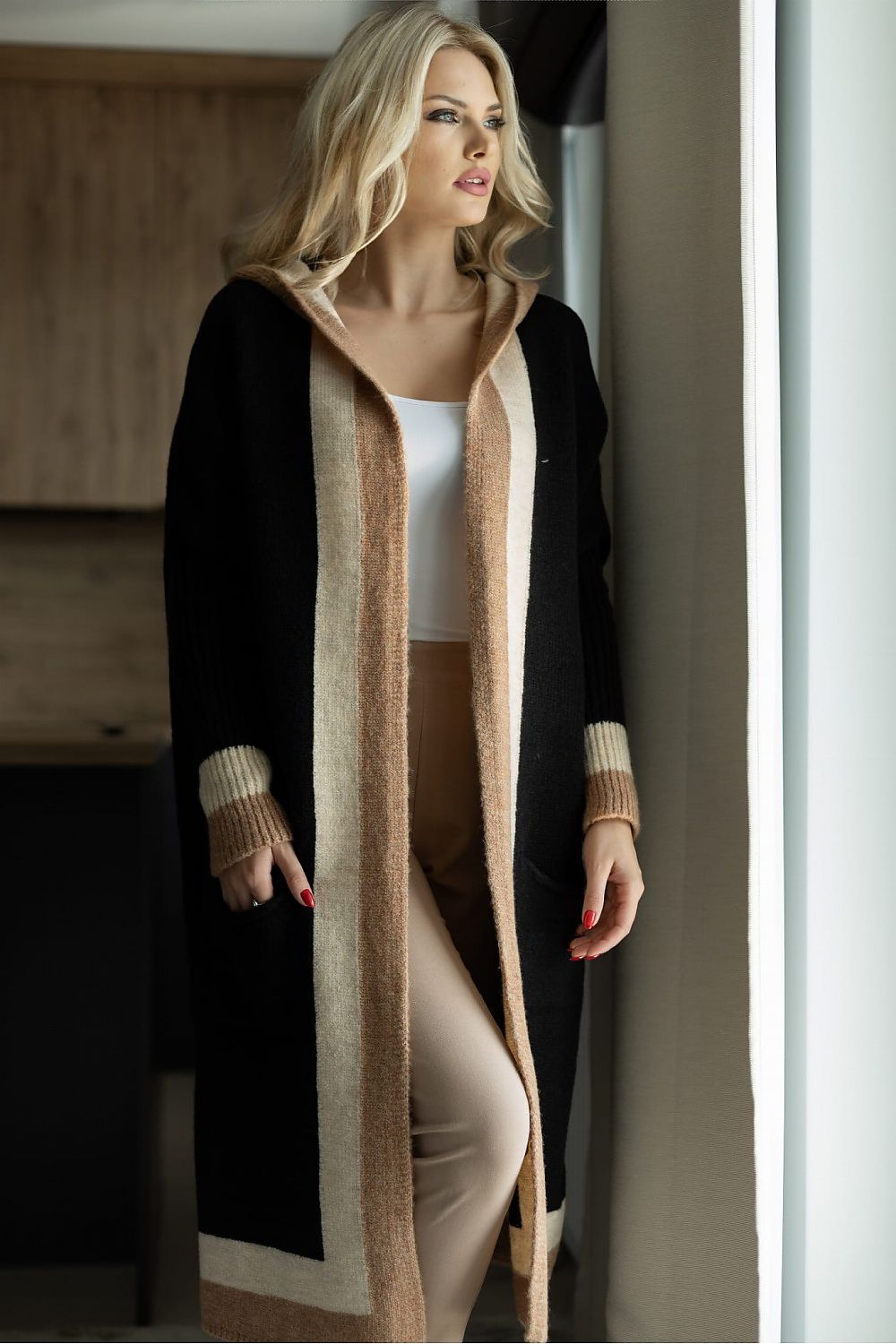 EB | Langer Strickcardigan mit Kapuze Weich und Stilvoll Kontrastdetails