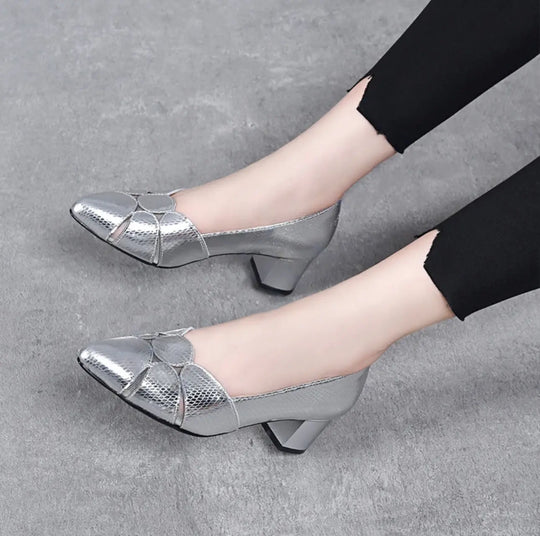 Glänzende Chunky Heels mit spitzer Zehe EB EB