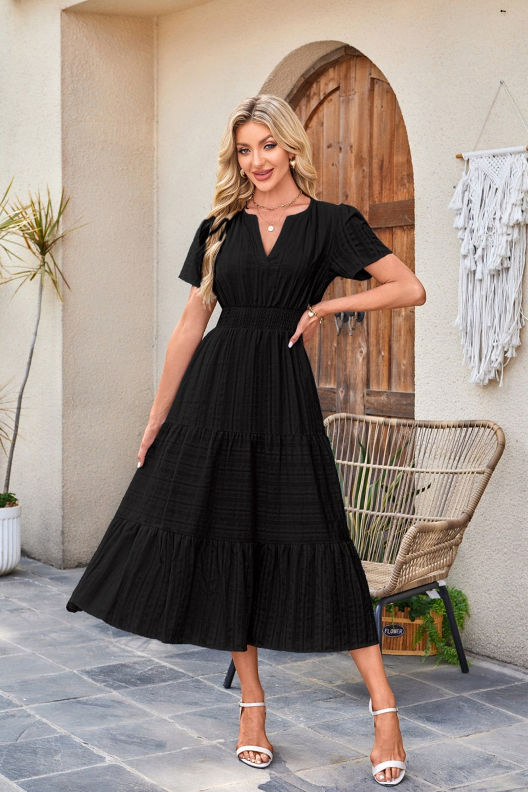 EB | Kleid mit V-Ausschnitt und plissierten Blasenärmeln