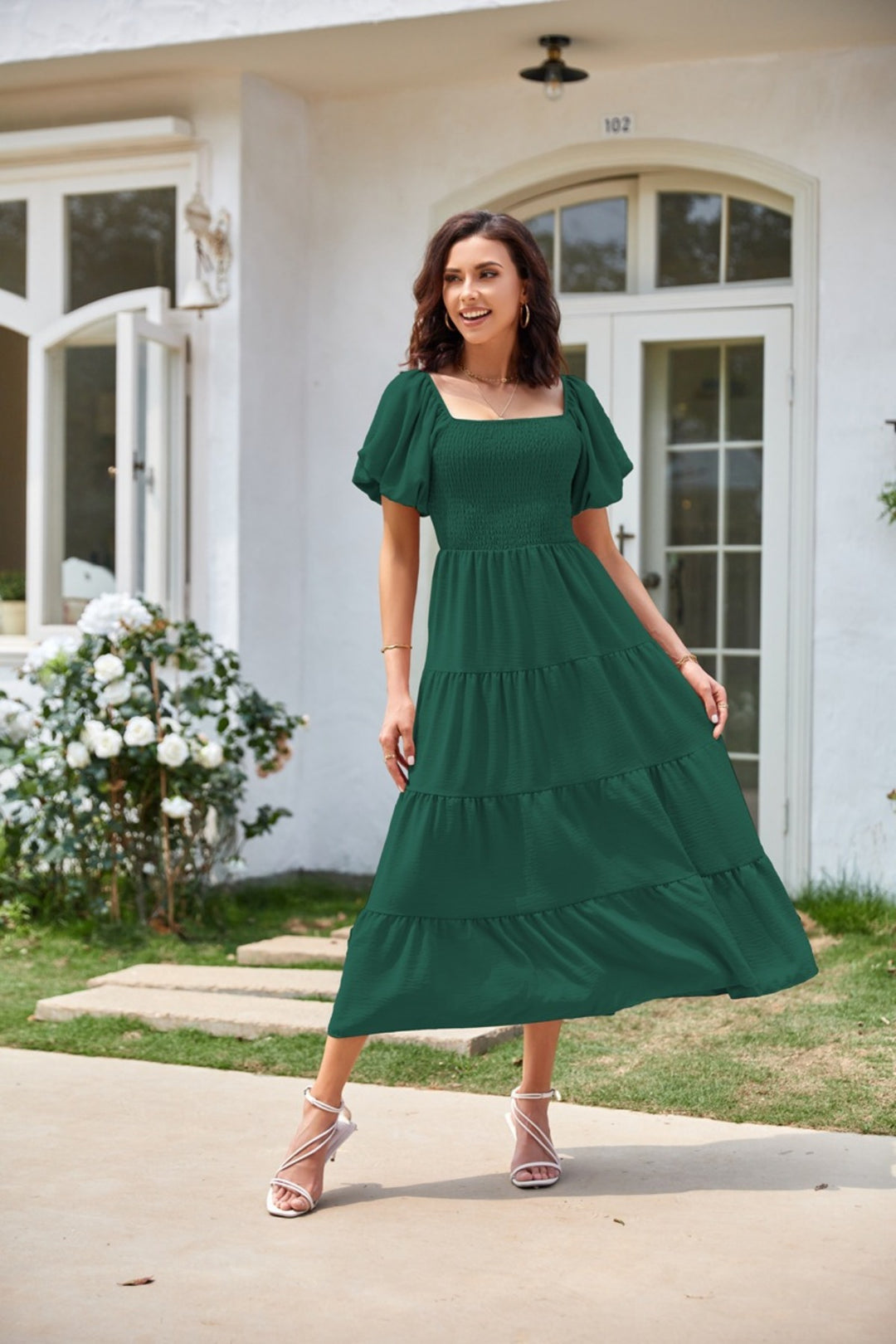 EB | Plissee-Kleid mit quadratischem Ausschnitt und Neckholder-Blasenärmeln
