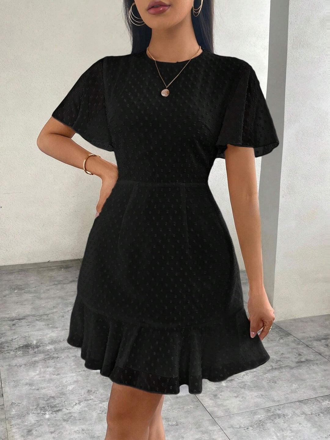 EB | Dreidimensionales Kleid mit Rüschenrand und Punkten