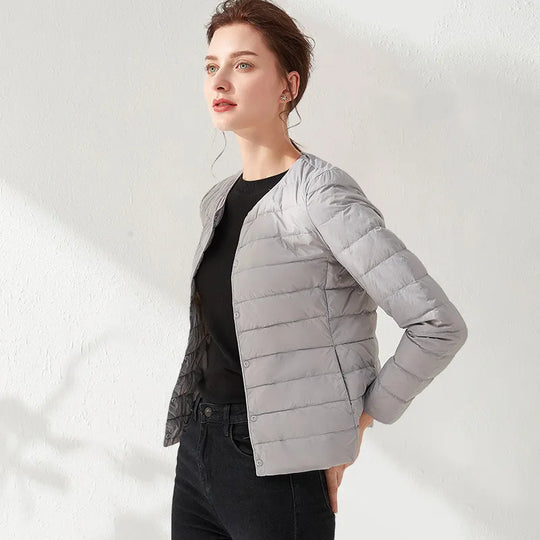 EB | Leichte, kragenlose und figurbetonende Damen-Daunenjacke