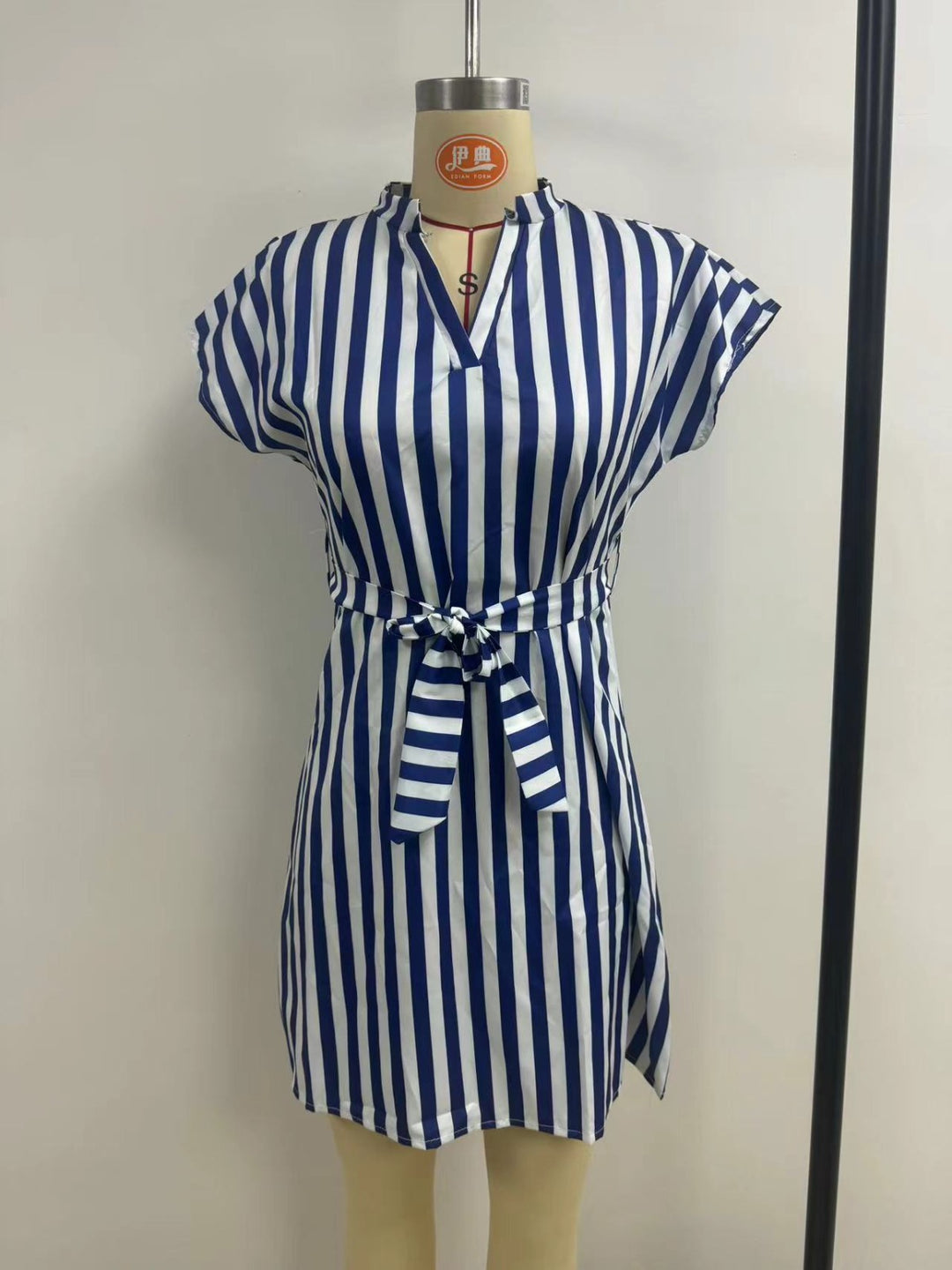 EB | Ärmelloses gestreiftes Kleid mit Schnürsenkeln