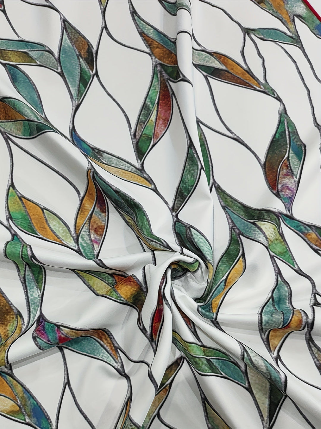 EB | Sommerkleid mit Blättermuster Enganliegendes Midi-Kleid mit V-Ausschnitt