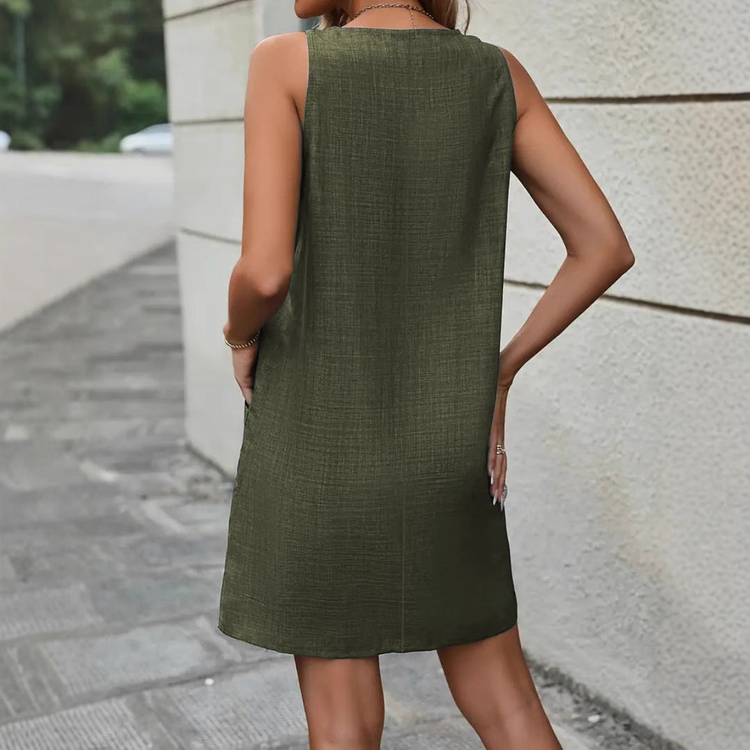 EB | Ärmelloses Kleid mit Rundhalsausschnitt und Weste mit Knöpfen