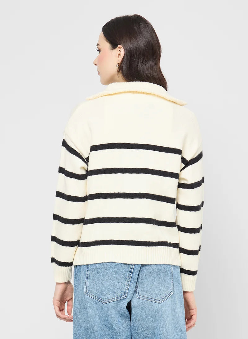 EB | Gestreifter Statement-Pullover mit Kräftigen Farbfeldern