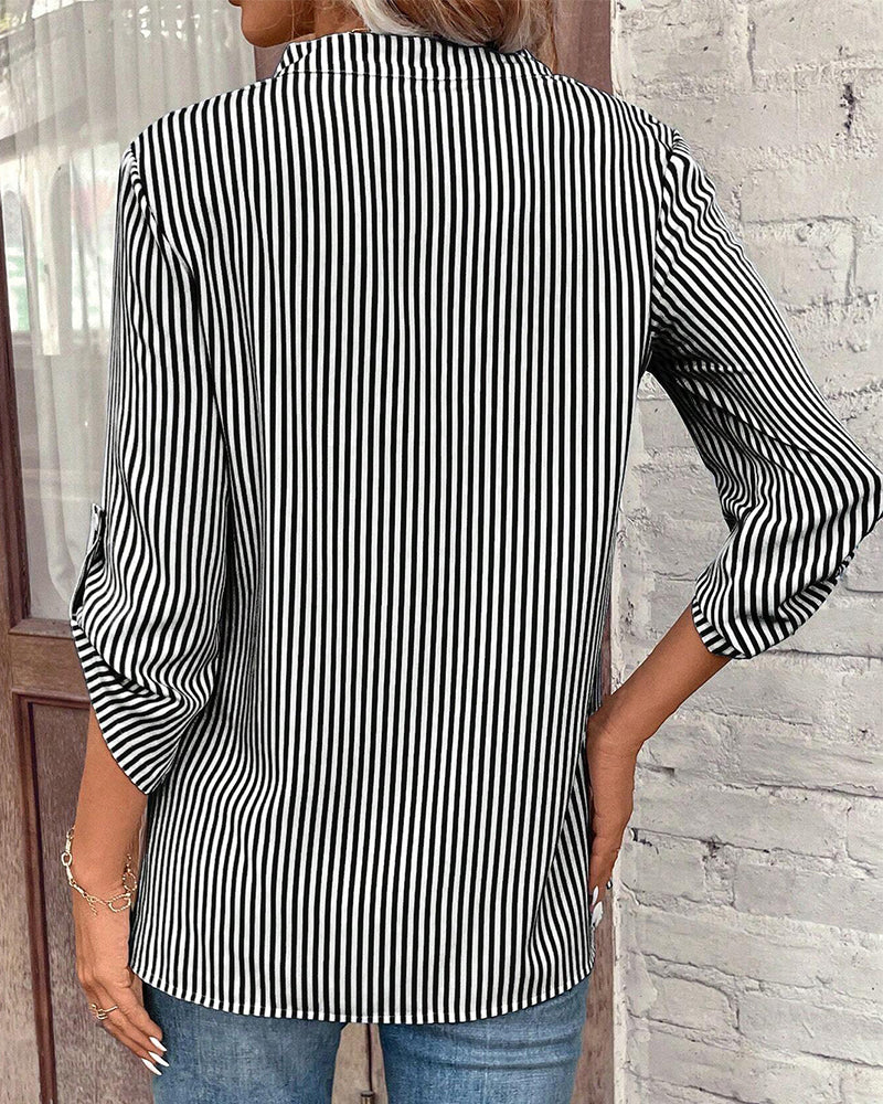 EB | gestreiftes Shirt mit V-Ausschnitt und Brusttasche