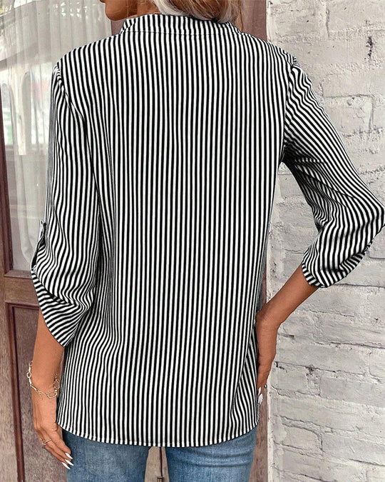 EB | Gestreiftes Shirt mit V-Ausschnitt und Brusttasche