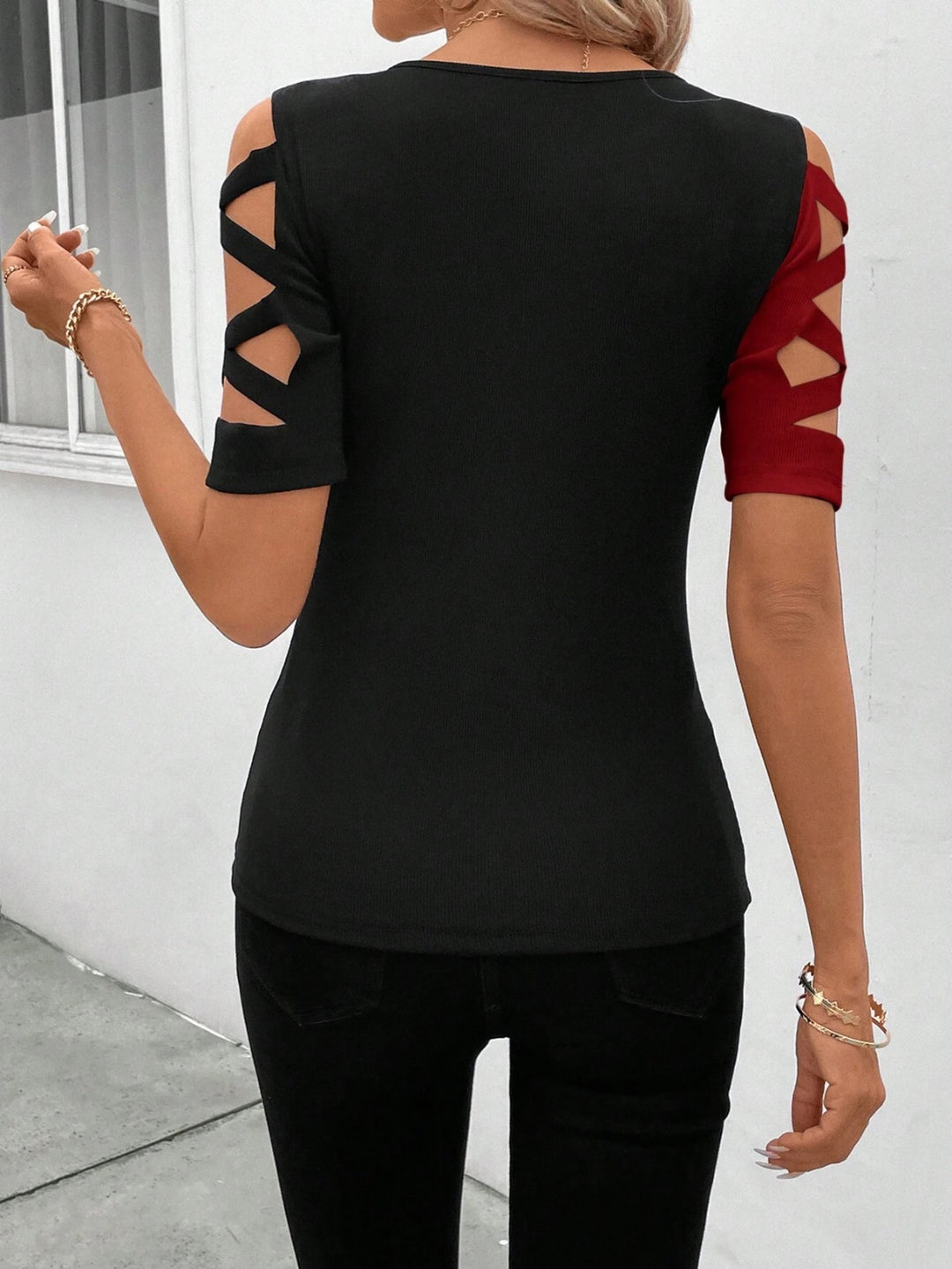 EB | Klassisches, farblich passendes, schulterfreies, schmal geschnittenes T-Shirt