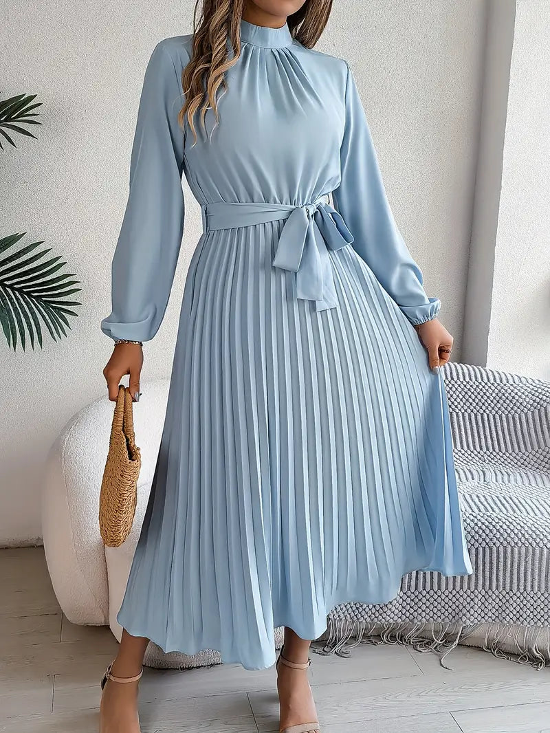 EB | Schlichtes Kleid mit Stehkragen und Plissiertem Gürtel