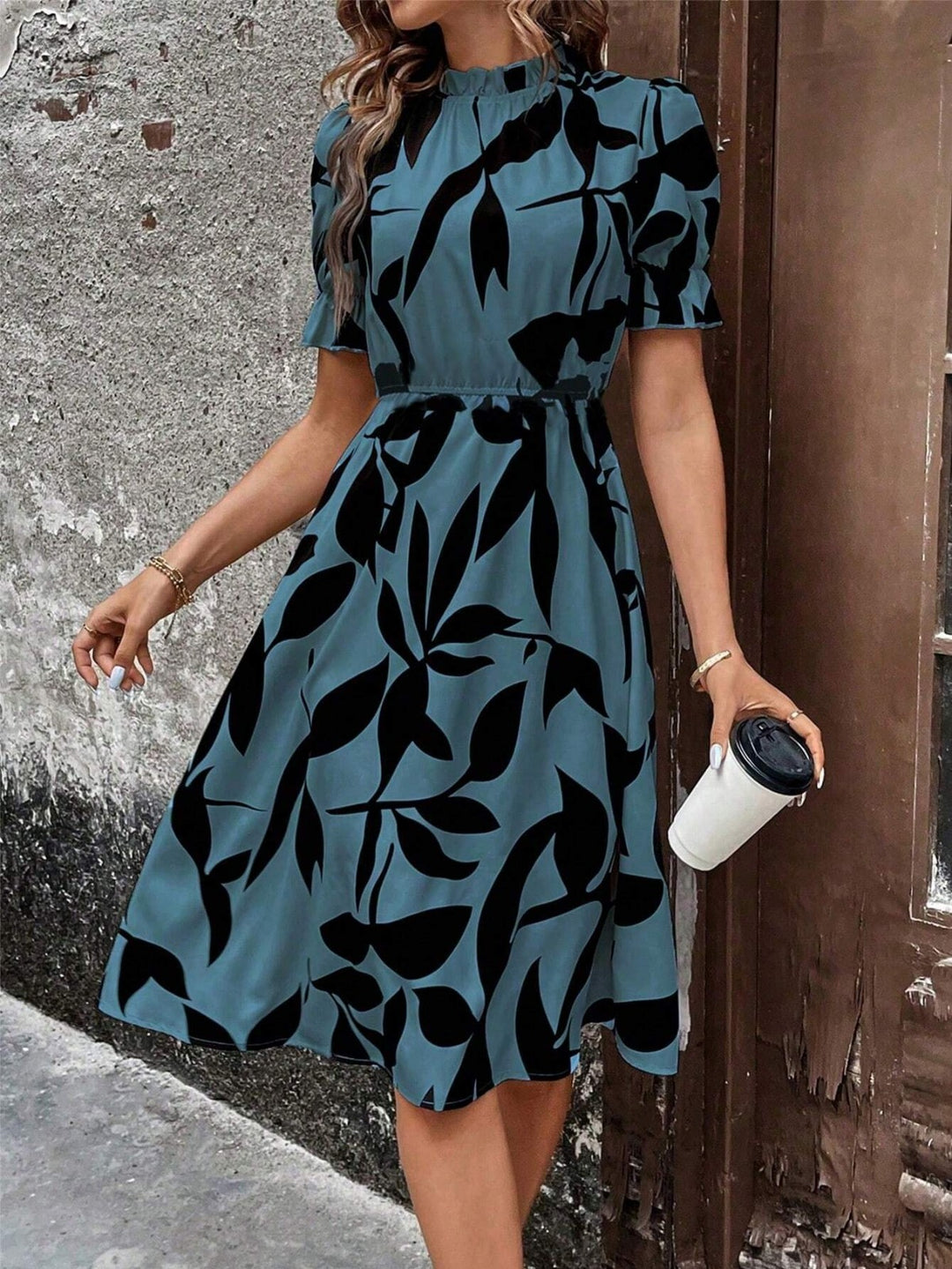 EB | Kleid mit Rundhalsausschnitt und Rüschen