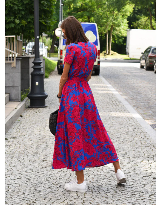 Rückansicht einer Frau in einem rot-blauen Sommerkleid
