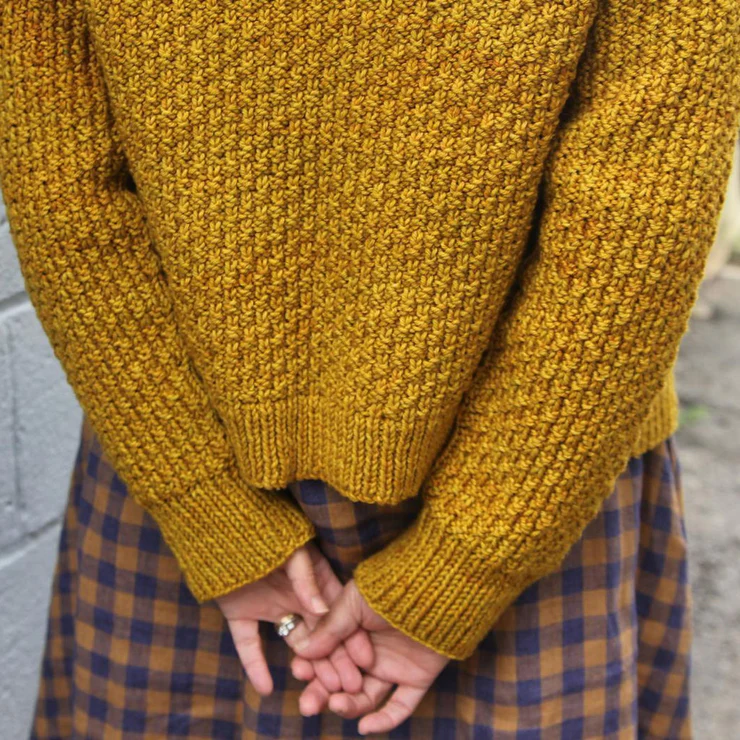 EB | Einfacher gelber Pullover ohne Kragen