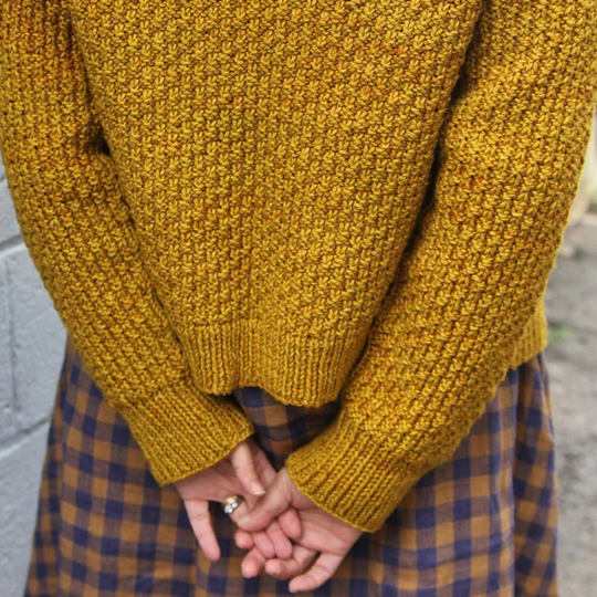 EB | Einfacher gelber Pullover ohne Kragen