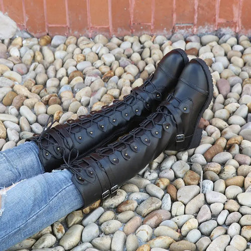 EB | Ritter Niedrige Absatz Bikerstiefel mit Gürtelschnalle Kreuzgurte