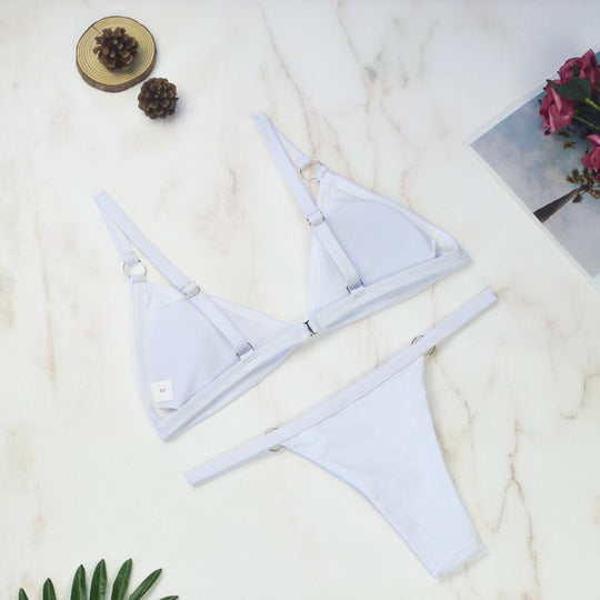 EB Zweiteiliger Bikini-Badeanzug mit goldfarbigen Metallringen und dreieckigen Körbchen