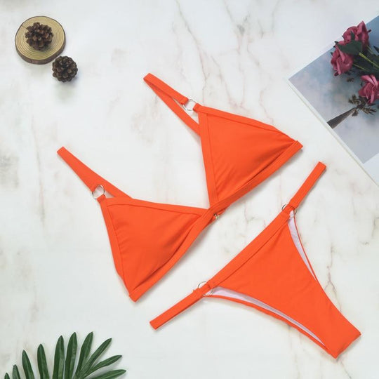 EB Zweiteiliger Bikini-Badeanzug mit goldfarbigen Metallringen und dreieckigen Körbchen