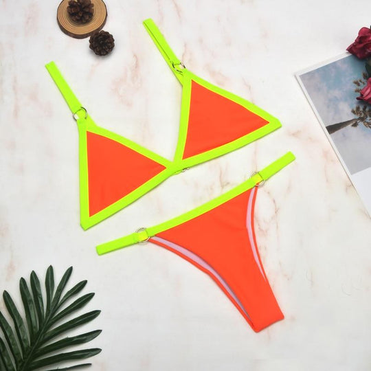 EB Zweiteiliger Bikini-Badeanzug mit goldfarbigen Metallringen und dreieckigen Körbchen