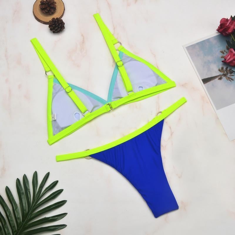 EB Zweiteiliger Bikini-Badeanzug mit goldfarbigen Metallringen und dreieckigen Körbchen