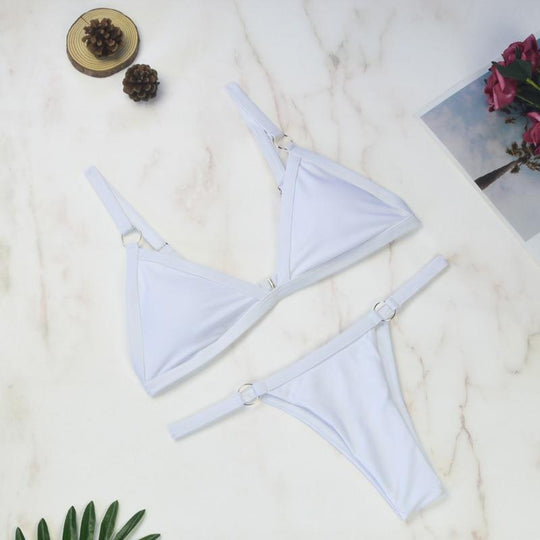 EB Zweiteiliger Bikini-Badeanzug mit goldfarbigen Metallringen und dreieckigen Körbchen