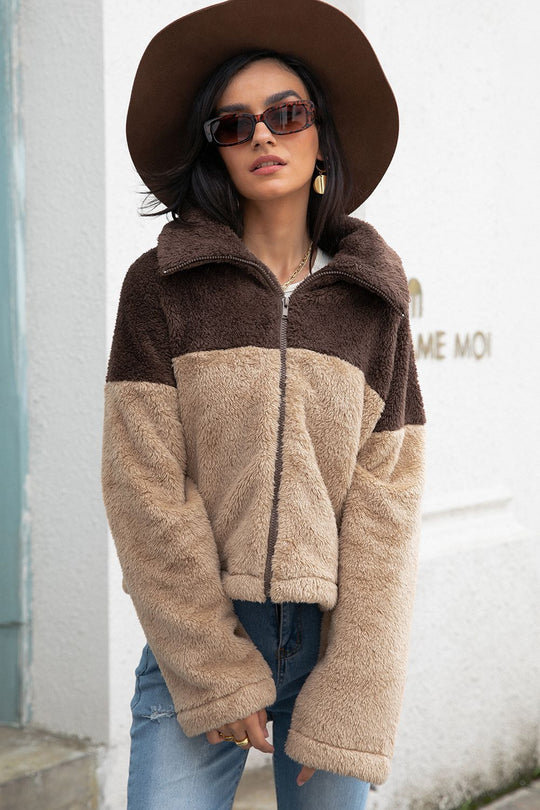 EB | Zweifarbige Kragenflauschjacke